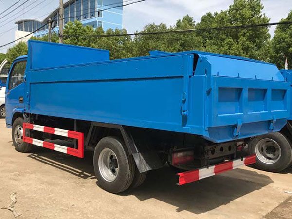 東風小霸王密封自卸式垃圾車