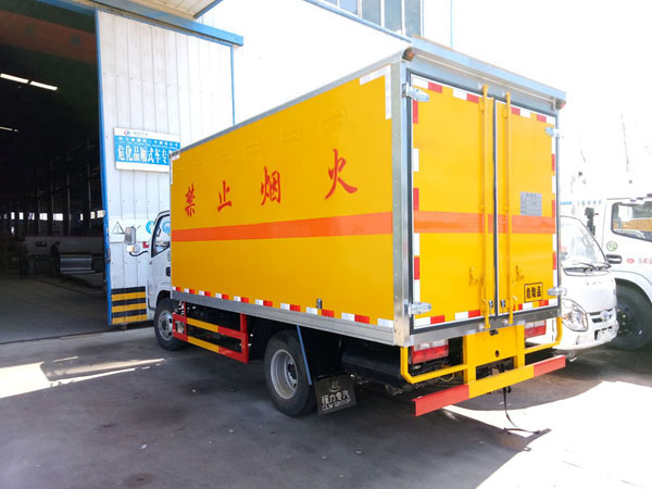 多利卡4.1米(3.4噸)腐蝕品廂式車