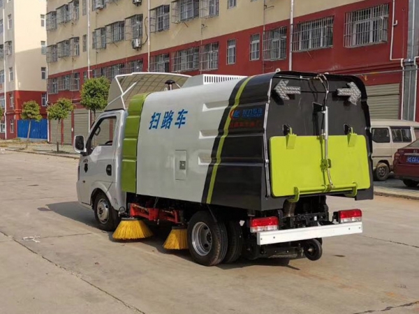 東風途運2600mm掃路車（0.8方水罐，1.7方塵罐）