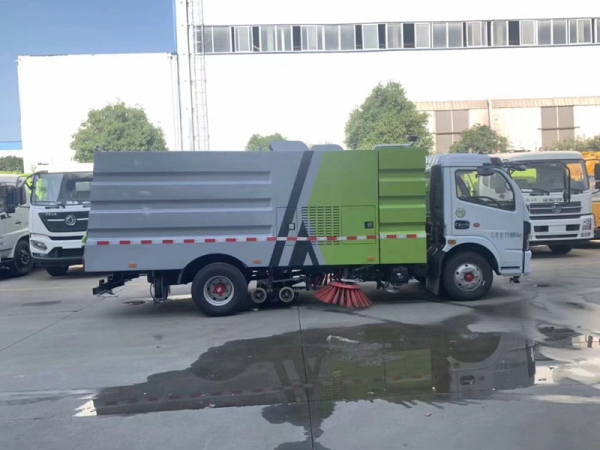 東風(fēng)大多利卡掃路車（2.5方水罐5方塵罐）