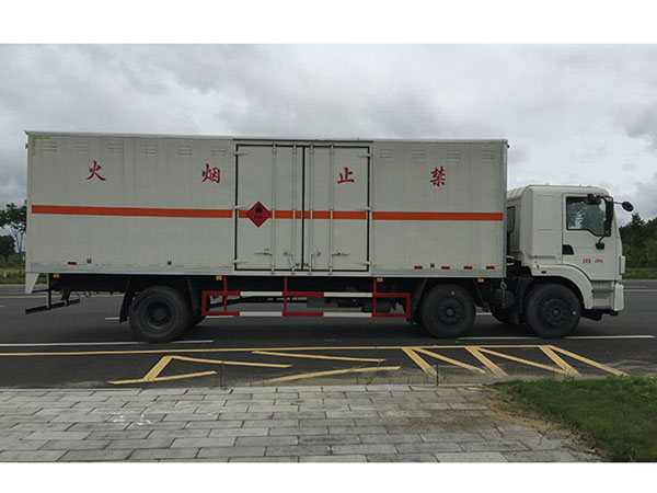 東風(fēng)9.3米(13.9噸)氣體廂式車(chē)