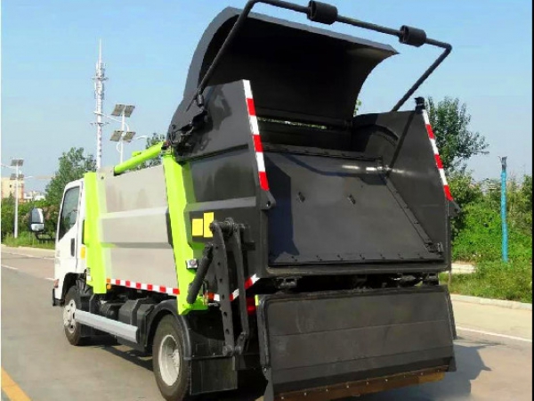 江鈴凱銳國(guó)六8方無(wú)泄漏壓縮式垃圾車(chē)