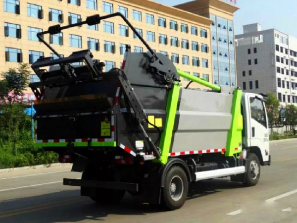 江鈴凱銳國(guó)六8方無(wú)泄漏壓縮式垃圾車(chē)