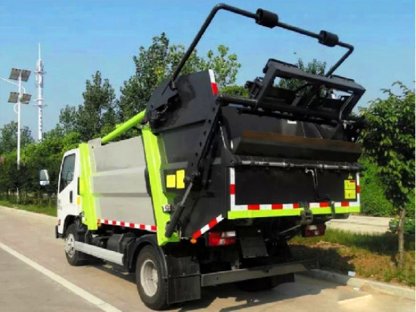 江鈴凱銳國(guó)六8方無(wú)泄漏壓縮式垃圾車(chē)