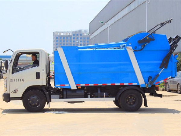 江鈴凱銳國(guó)六無(wú)泄漏壓縮式垃圾車(chē)