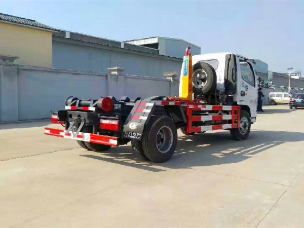 東風(fēng)小多利卡國(guó)六5方車廂可卸（鉤臂）式垃圾車