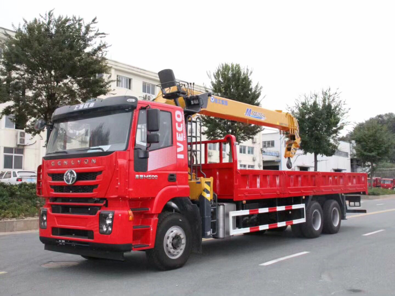 上汽紅巖12-16噸隨車吊