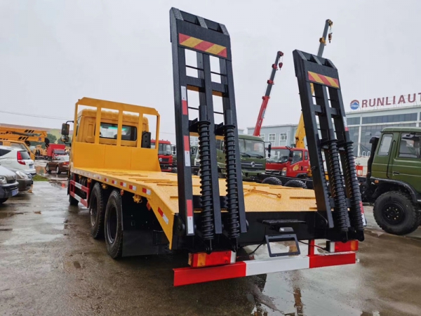 東風D17-H后八輪平板拖車