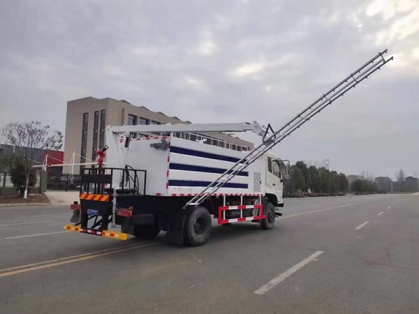 東風四驅光伏板清洗車，8方水罐