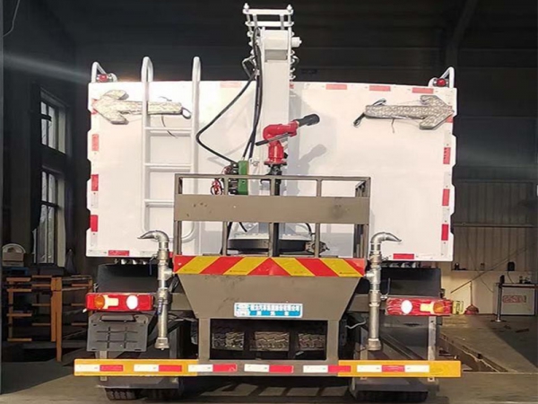 東風四驅光伏板清洗車，8方水罐