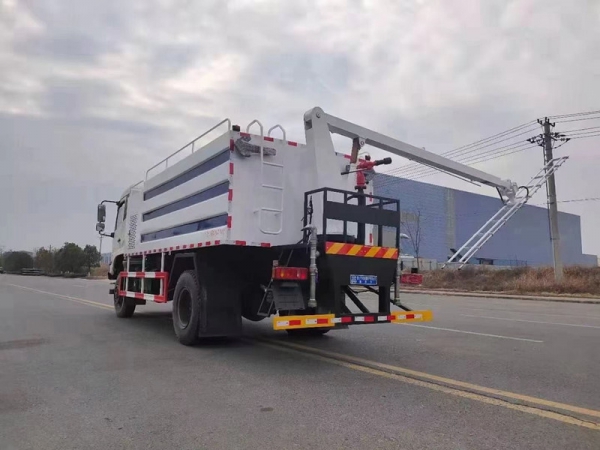 東風四驅光伏板清洗車，8方水罐