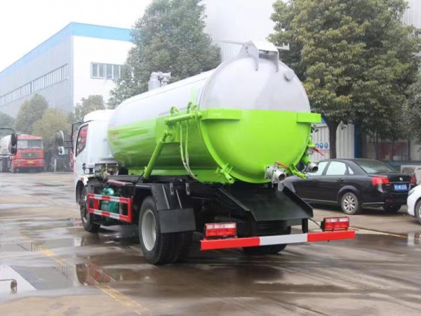 東風大多利卡8方吸污車