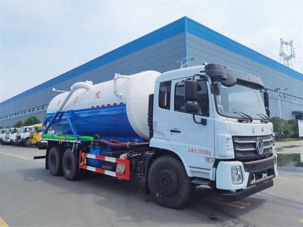 東風D17后雙橋18方吸污車,配水循環(huán)泵加10米吸污帶。