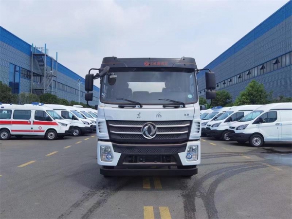 東風D17后雙橋18方吸污車,配水循環(huán)泵加10米吸污帶。