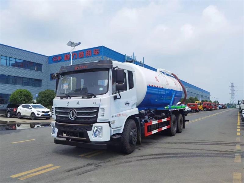 東風D17后雙橋18方吸污車，配水循環(huán)泵加10米吸污帶。