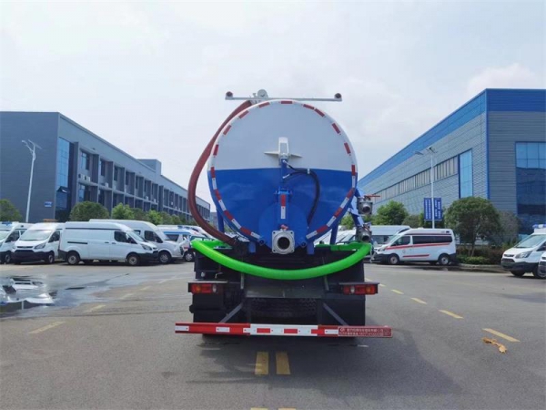 東風D17后雙橋18方吸污車,配水循環(huán)泵加10米吸污帶。