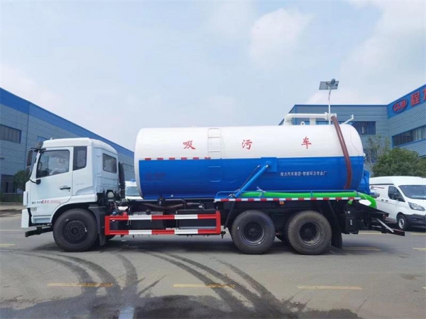 東風D17后雙橋18方吸污車,配水循環(huán)泵加10米吸污帶。